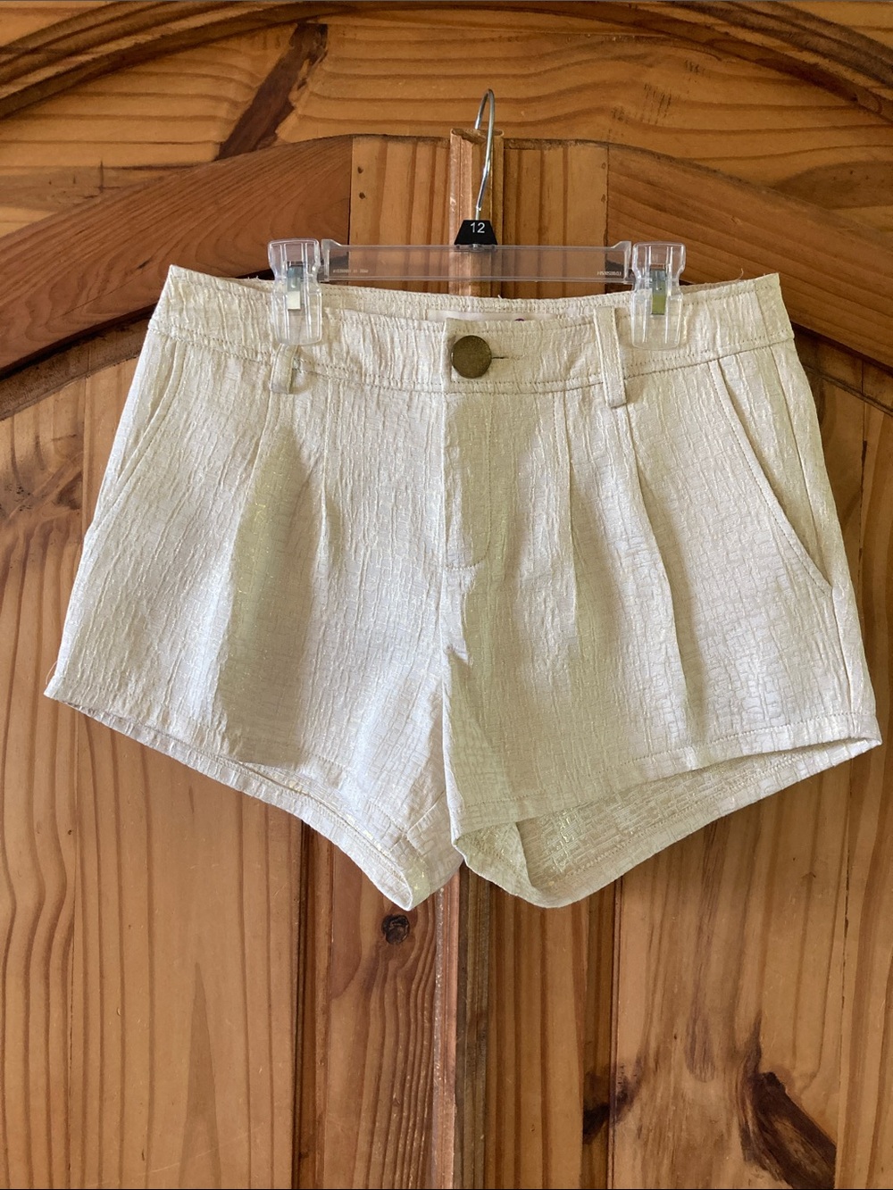 Women’s Emmelee cream gold pleated cute dressy shorts size 4
